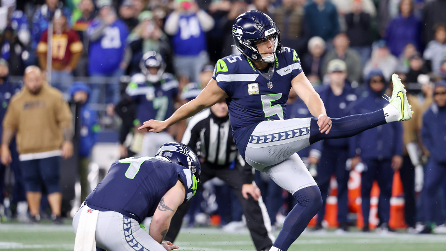 Image: The Seattle Seahawks' Jason Myers, right, kicks a game- winning field goal against the Washi...